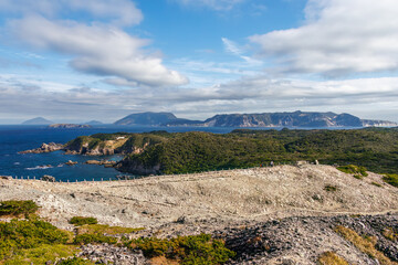 Fototapeta premium 島の北西端にある神引展望台。 高さ100mの断崖絶壁の上にある。 海側は180度広がる太平洋の海と新島、神津島等の島々。 陸側は荒涼とした荒れ地が広がる。 東京都にあるとは思えないダイナミックな風景。 