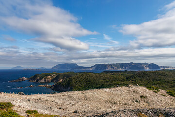 島の北西端にある神引展望台。
高さ100mの断崖絶壁の上にある。
海側は180度広がる太平洋の海と新島、神津島等の島々。
陸側は荒涼とした荒れ地が広がる。
東京都にあるとは思えないダイナミックな風景。
