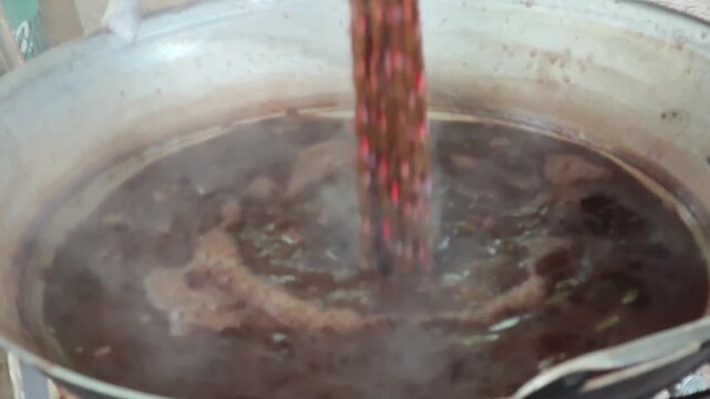 Dyeing cotton with tree bark to obtain natural colors using traditional methods.