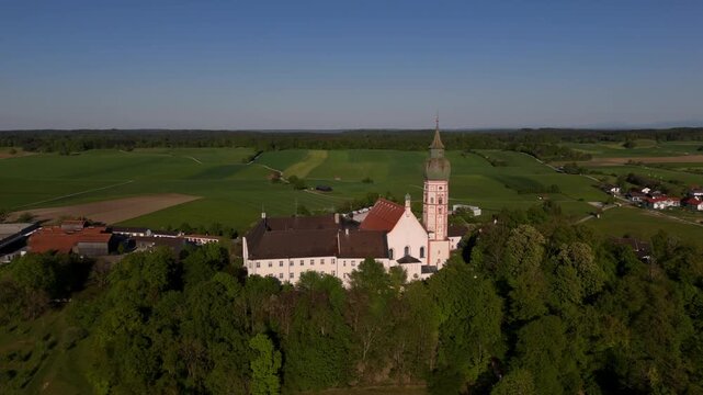 Malerisches Kloster Andechs, Heiliger Berg bei Ammersee, Oberbayern. Wallfahrtskirche und Klosterbrauerei, beliebtes Pilgerziel in der Gemeinde Andechs nahe Muenchen