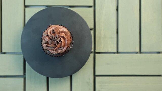 video 4k cupcake triple chocolate en una bandeja rotativa