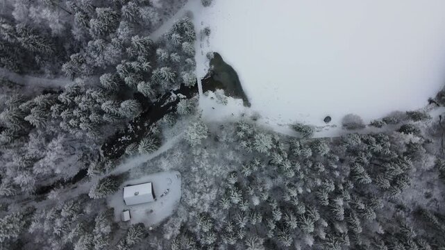 Drohnenflug &uuml;ber dem See in den Bergen in sch&ouml;ner Landschaft im Winter im Salzkammergut. aerial flight over winter landscape in ebensee. Ebensee dron tomas
