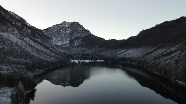 Drohnenflug &uuml;ber dem See in den Bergen in sch&ouml;ner Landschaft im Winter im Salzkammergut. aerial flight over winter landscape in ebensee. Ebensee dron tomas