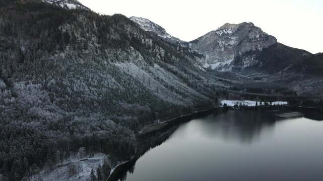 Drohnenflug &uuml;ber dem See in den Bergen in sch&ouml;ner Landschaft im Winter im Salzkammergut. aerial flight over winter landscape in ebensee. Ebensee dron tomas