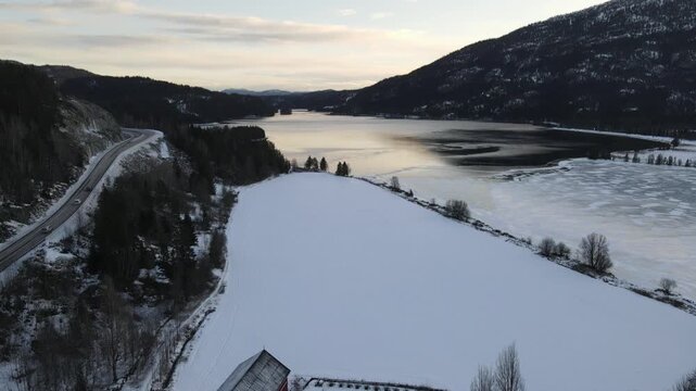 Drohnenflug &uuml;ber dem See in den Bergen in sch&ouml;ner Landschaft im Winter im Salzkammergut. aerial flight over winter landscape in ebensee. Ebensee dron tomas
