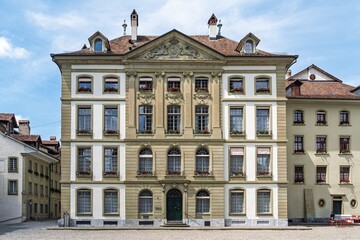 Naklejka premium Explore the beauty of Bern s Historical Museum, an architectural gem showcasing Swiss heritage. Ideal for travel brochures and history publications, it captures Swiss culture and history.