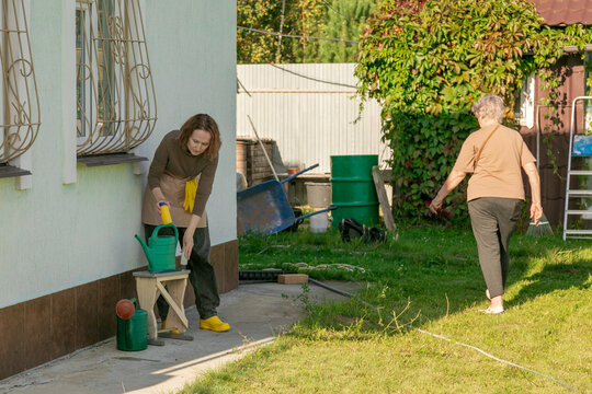 women meet and discuss the apple harvest
