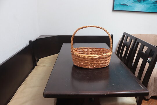 Mesa con canasto encima