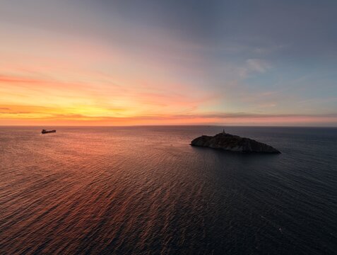 Atardecer a&eacute;reo sobre El Morrito en Santa Marta, Caribe colombiano. Fotograf&iacute;a realizada con dron.
