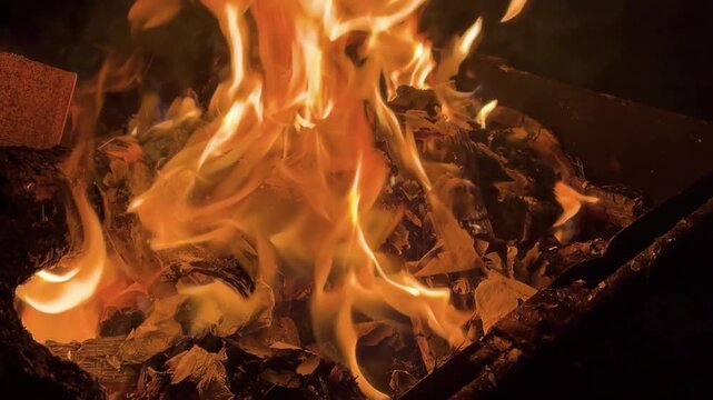 闇夜にゆらめく燃える炎のクローズアップ　お焚き上げと松明が生み出す神聖な火の表情