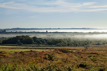 Panorama sur la campagne bretonne un matin de brume