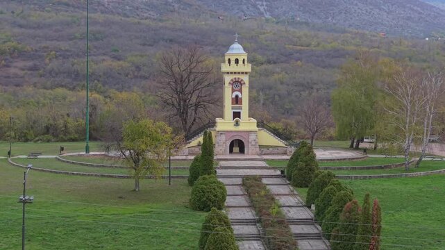 An orbiting drone shot around the Čegar Battle Monument in Ni&scaron;, capturing the historic memorial set within the surrounding park landscape and highlighting its national and cultural significan