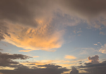 Obraz premium The sky is cloudy and the sun is setting