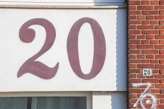 Hausnummernschild Nr. 20 an einem Hauseingang, Deutschland