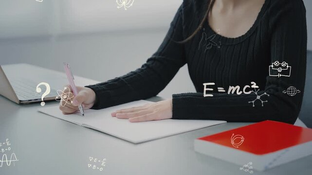 デスクで勉強する女性と科学技術のコンセプト