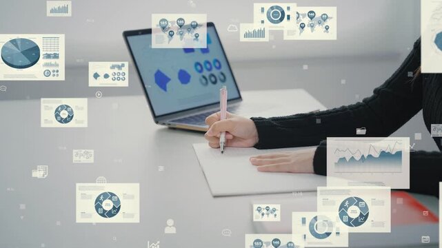 ノートパソコンを使って勉強する女性とデジタルテクノロジーのコンセプト