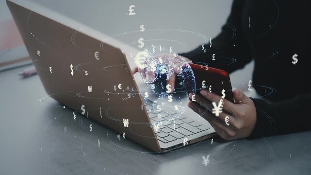 スマホとノートパソコンを使う女性と金融テクノロジーのコンセプト