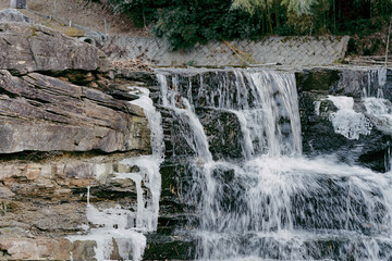 端が氷瀑になっている滝