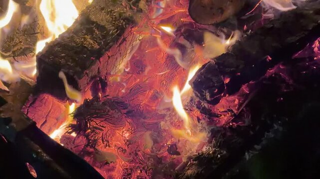 静寂の中で揺らぐ炎　お焚き上げと松明に宿る祈りと浄化の象徴