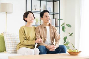 Obraz premium リビングでくつろぐミドルの夫婦