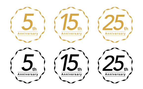5周年、15周年、25周年のアニバーサリーバッジセット。スタイリッシュな波型ラインの円形フレーム。ゴールドとブラックの2色展開。企業の創立記念、ブランドの節目、周年イベントのロゴや販促用ステッカーに最適なシンプルで高級感のあるベクターイラスト。