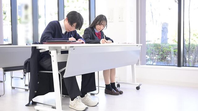 勉強を教える先生と学校の教室や受験などの授業の高校生の風景の全身の動画