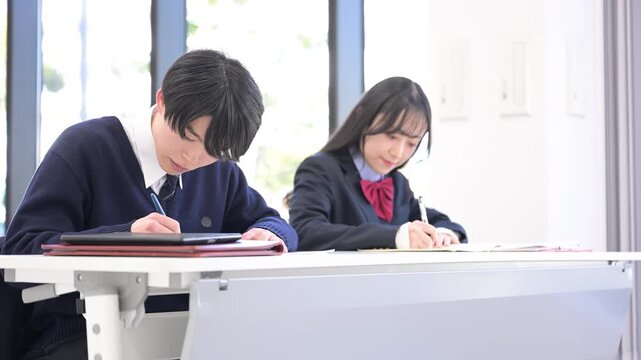 学校や塾などの教室で受験対策など勉強する男子高生と女子高生の動画　高校生の大学受験イメージ	
