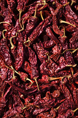 pimiento choricero, Pimientos chiles secos rojos apilados textura natural, Fondo elegante de chiles rojos secos ingrediente exclusivo, Fondo vibrante de chiles secos para marketing de alimentos