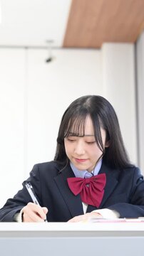 勉強を頑張って「わかった！」と理解が進む教室での授業や塾などのイメージの笑顔の女子高生の動画　頑張れ！受験生