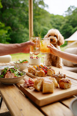 グランピングの食卓とトイプードル
