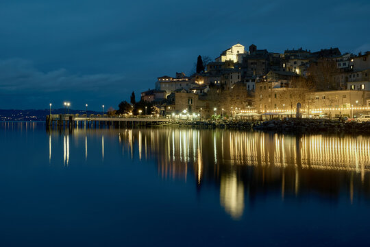 Il borgo di Anguillara Sabazia si riflette sul Lago di Bracciano