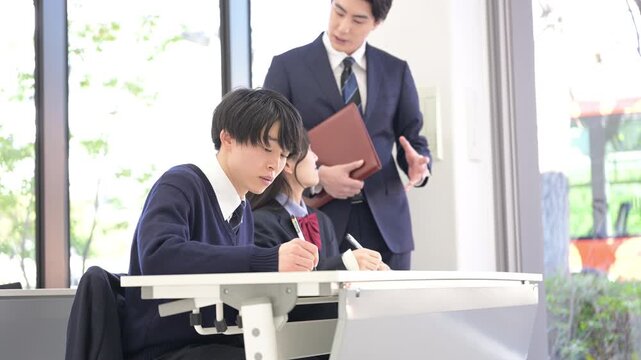 勉強を教える先生と学校の教室や受験などの授業の高校生の風景の動画