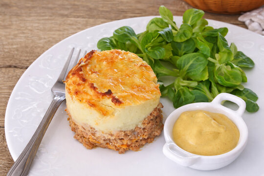 Hachis Parmentier traditionnel avec salade verte et moutarde