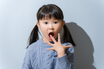 驚く子供（冬服）