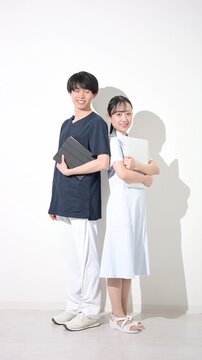 白背景で爽やかな看護師イメージの若い男女　新卒採用や転職の求人などの全身のカメラ目線の笑顔の動画