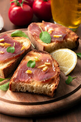 Bruschette con tonno affumicato, olio di oliva e limone fresco, antipasti mediterranei 