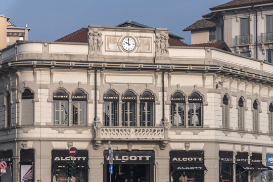 Gesch&auml;ftshaus mit Uhr in Monza, Italien