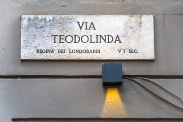 Stra&szlig;enschild via teodolinda in Monza, Italien