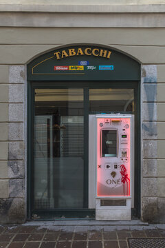 Fassade eines Tabakladens mit Zigarettenautomat in Monza, Italien
