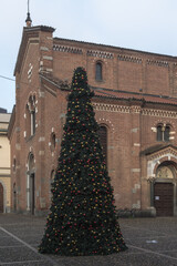Weihnachtsbaum vor Kirche in Monza, Italien