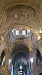 Fototapeta premium Belle perspective sur la nef et le transept de la collégiale Saint-Léonard-de-Noblat depuis le choeur