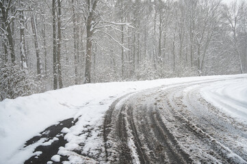 Zdjęcie zaśnieżonej i zamglonej drogi w trudnych warunkach zimowych, ilustrujące wyzwania i zagrożenia związane z jazdą samochodem w śniegu i mgle. © BMC