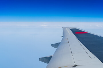 飛行機から見る青空
