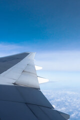 飛行機から見る青空