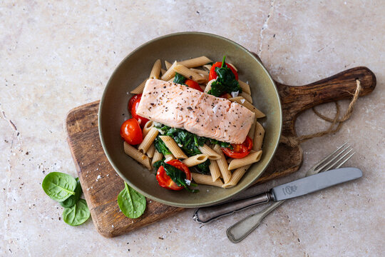 Vollkornnudeln mit Spinat und Lachs (top shot)