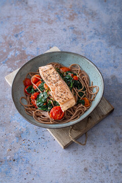 Vollkorn-Spaghetti mit Spinat und Lachs