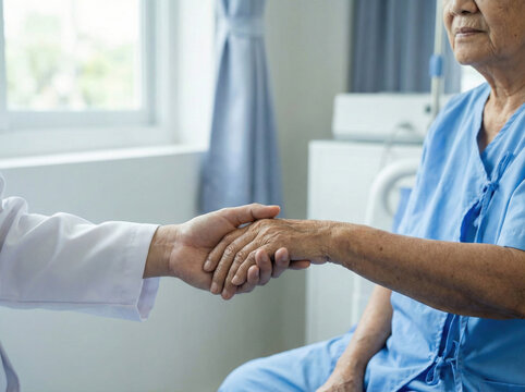 Soignant tenant la main d&rsquo;un patient &acirc;g&eacute; &agrave; l&rsquo;h&ocirc;pital