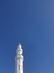 Obraz premium Madinah, Saudi Arabia - March 9, 2025 : Aerial view of Masjid Quba at outdoor with blurred background. Architecture photography concept design. Islamic building at Middle East.