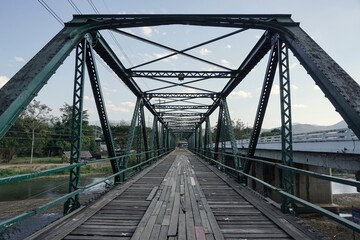 Fototapeta premium A captivating symmetrical shot of the historic Pai Memorial Bridge in Northern Thailand