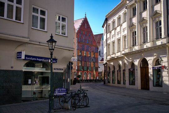 Eine Filiale des EuroEyes Augenlaserzentrums am sonnigen Vormittag des 02. Juli 2022 in der Altstadt von Augsburg, Bayern, Deutschland